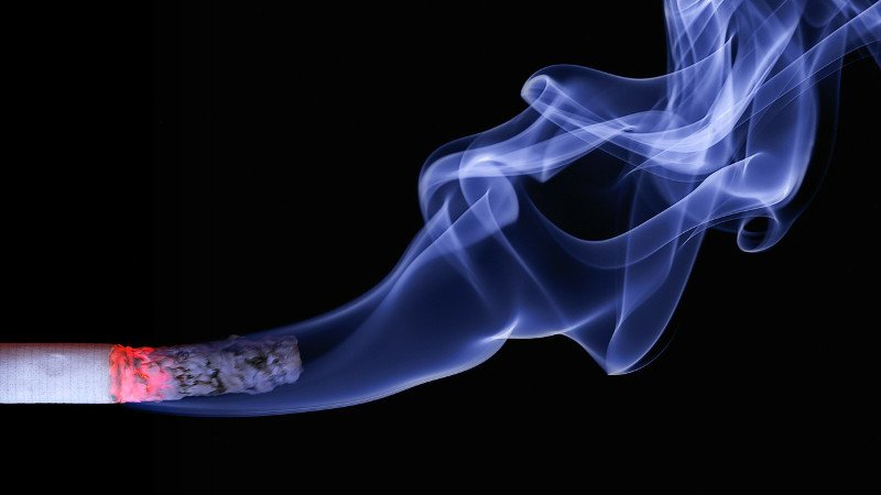 Symbolbild rauchende Zigarette